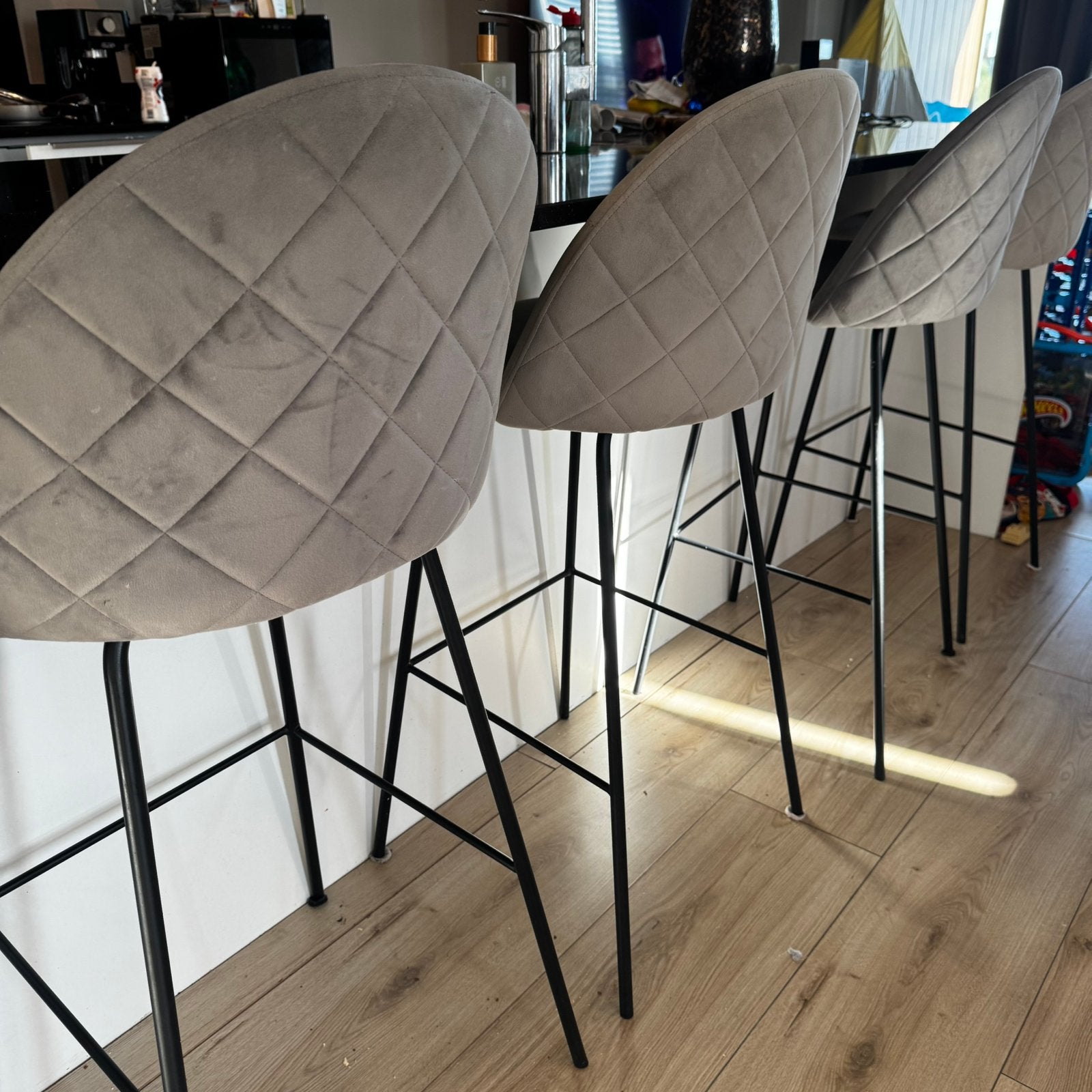 Set van 2 grijze fluwelen barkrukken, Ophalen, 60 tot 90 cm, Zo goed als nieuw, Metaal