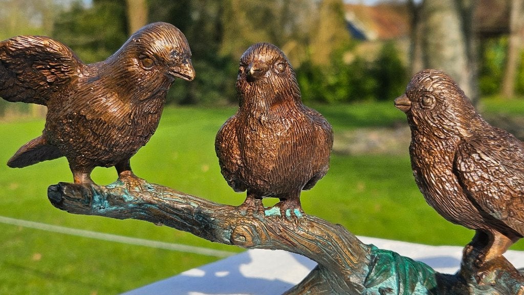 3 VOGELS -MUSSEN OP TAK / bronzen dierenbeeld, Tuin en Terras, Dierenbeeld, Nieuw, Info@huisentuindecoratiemarie.nl, Huis en tuin decoratie marie