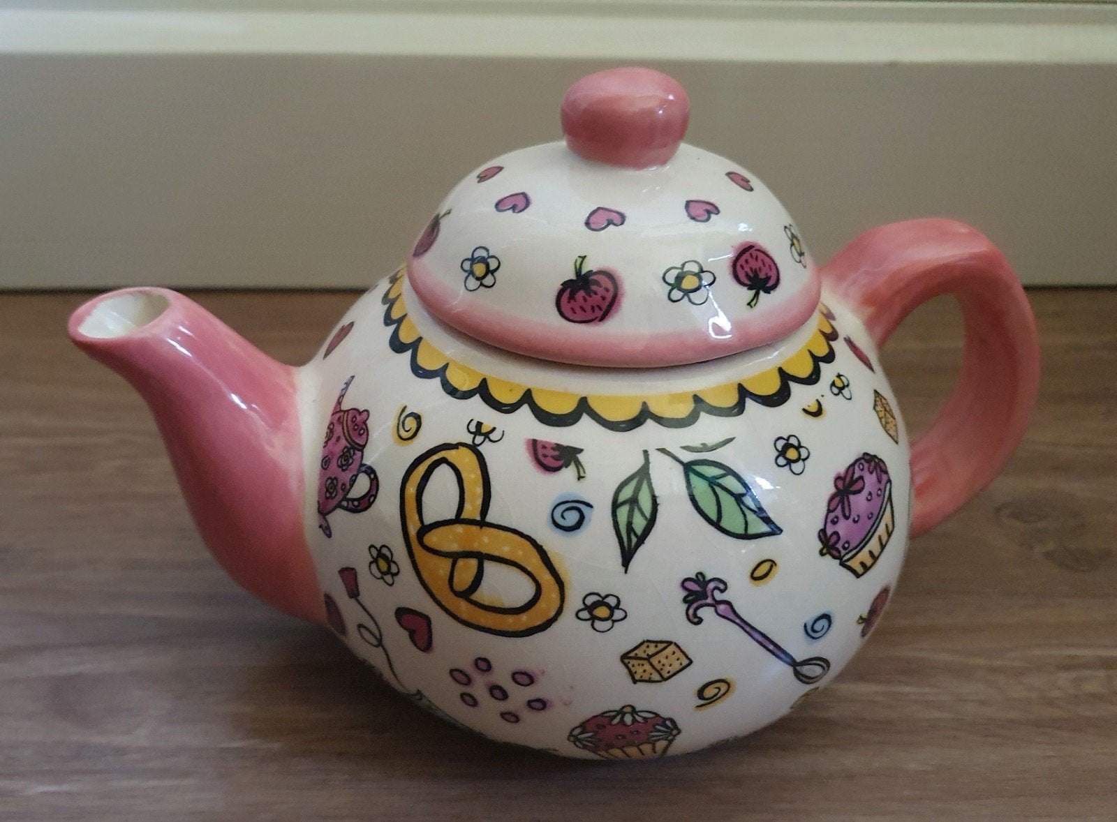 Leuk theepotje met vrolijke decoratie - Roze/Wit, Theepot/fluitketel, Gebruikt, Ophalen of Verzenden, Roze