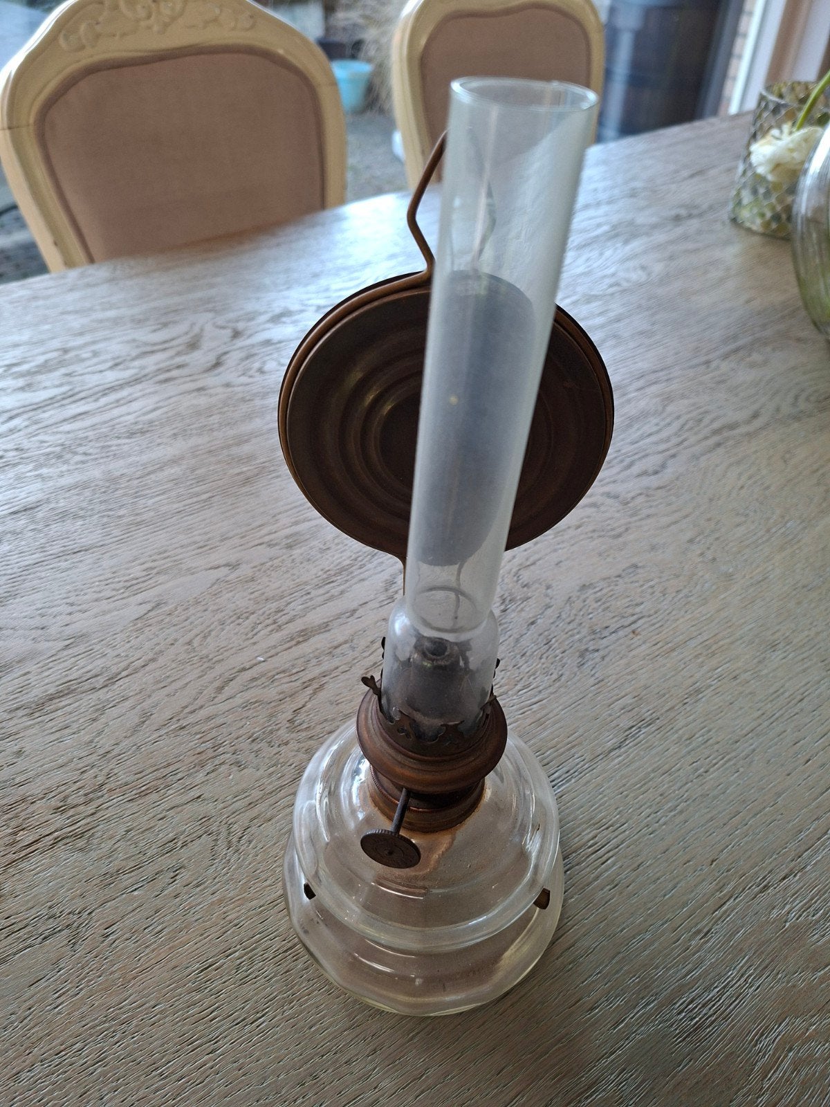 Antieke olielamp met glazen reservoir en messing details, Ophalen