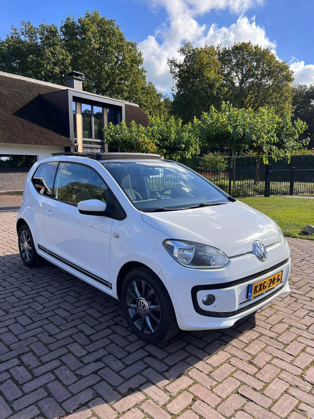 Volkswagen 1.0 MPI CLUB | Pano | Fender Audio | Bluethooth, Voorwielaandrijving, Stof, 74 pk, Up!