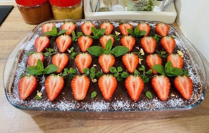Heerlijke Aardbeien Chocolade Taart, Ophalen of Verzenden, Nieuw, Taarten, Serveervorm