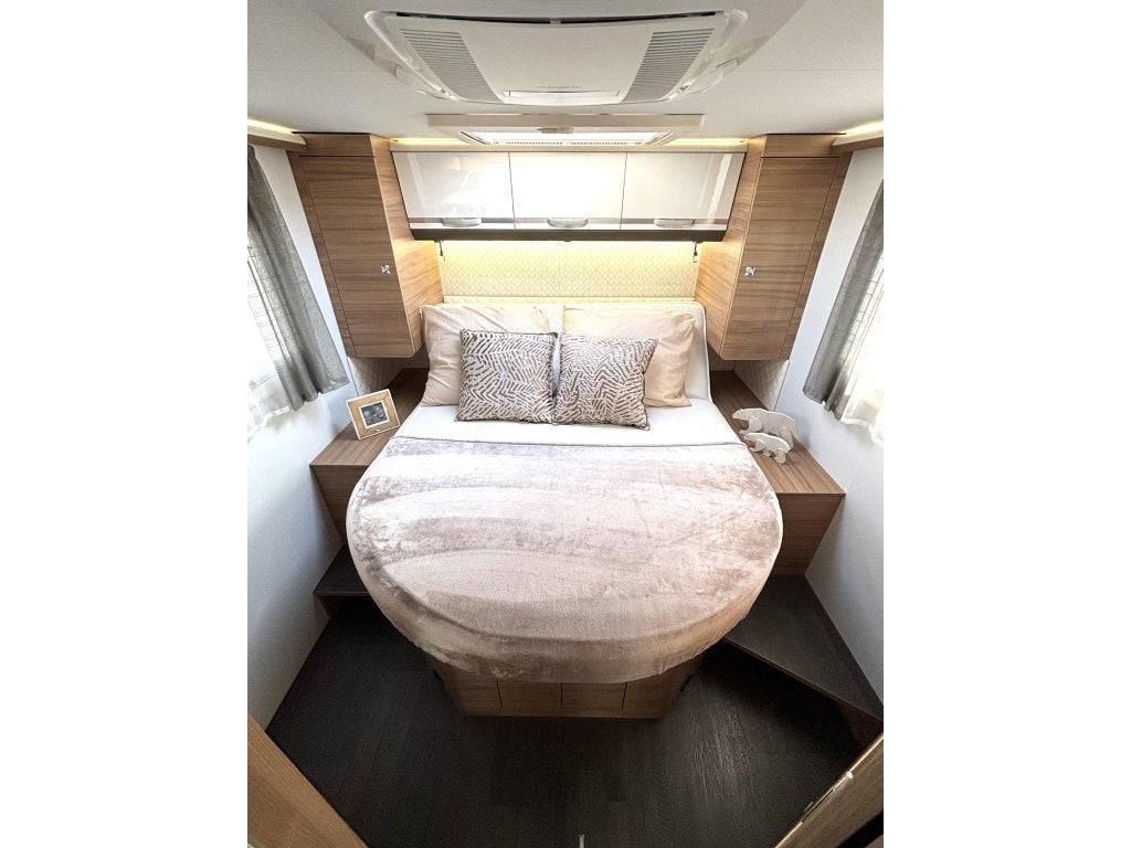 Adria Matrix Plus 670DC QUEENSBED + HEFBED + FACE TO FACE, Ringverwarming, Fiat, 7 tot 8 meter, Bedrijf