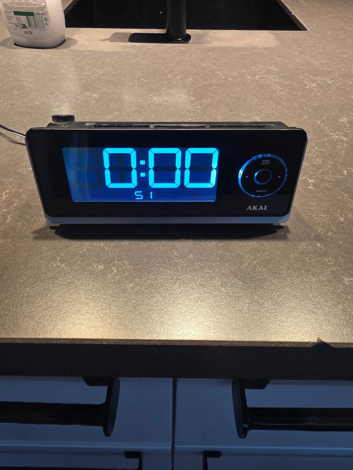 AKAI Digitale Wekker Radio met Helder Display, Ophalen of Verzenden, Gebruikt, Digitaal