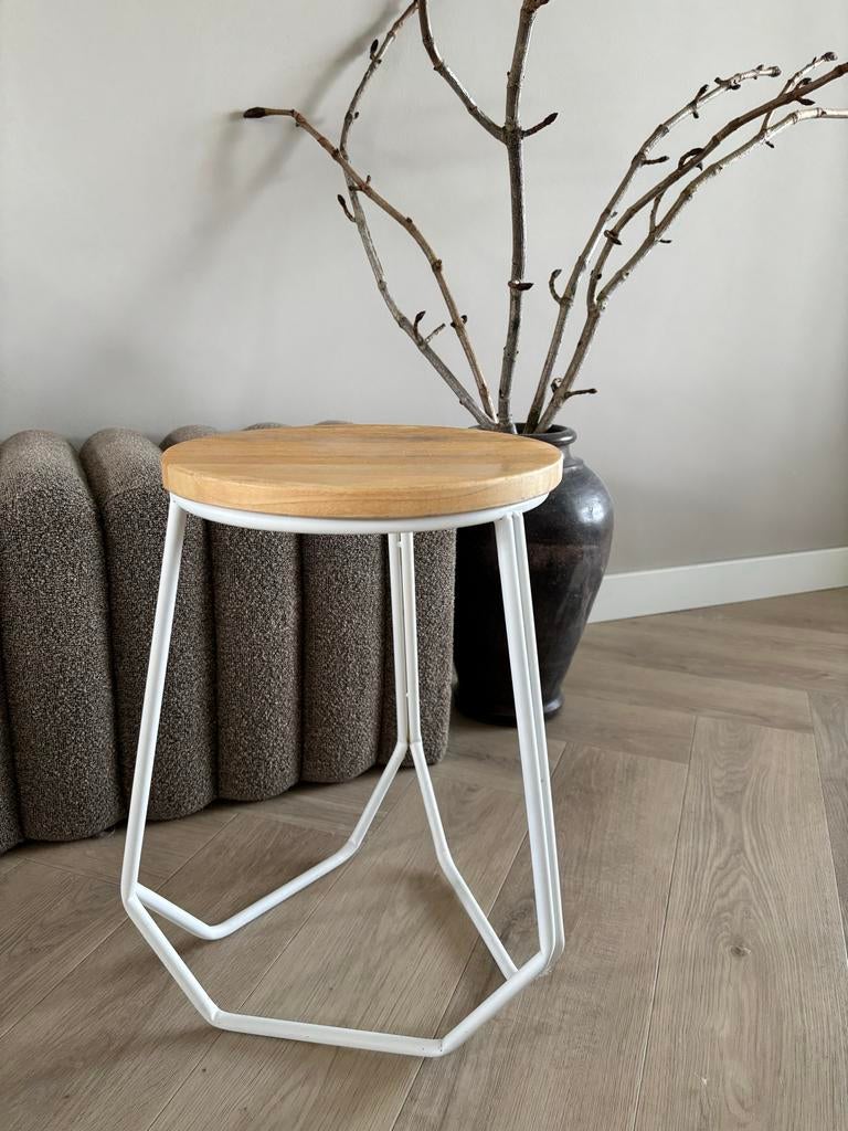 Modern krukje met houten zitting en wit metalen onderstel, Ophalen, Zo goed als nieuw, Hout