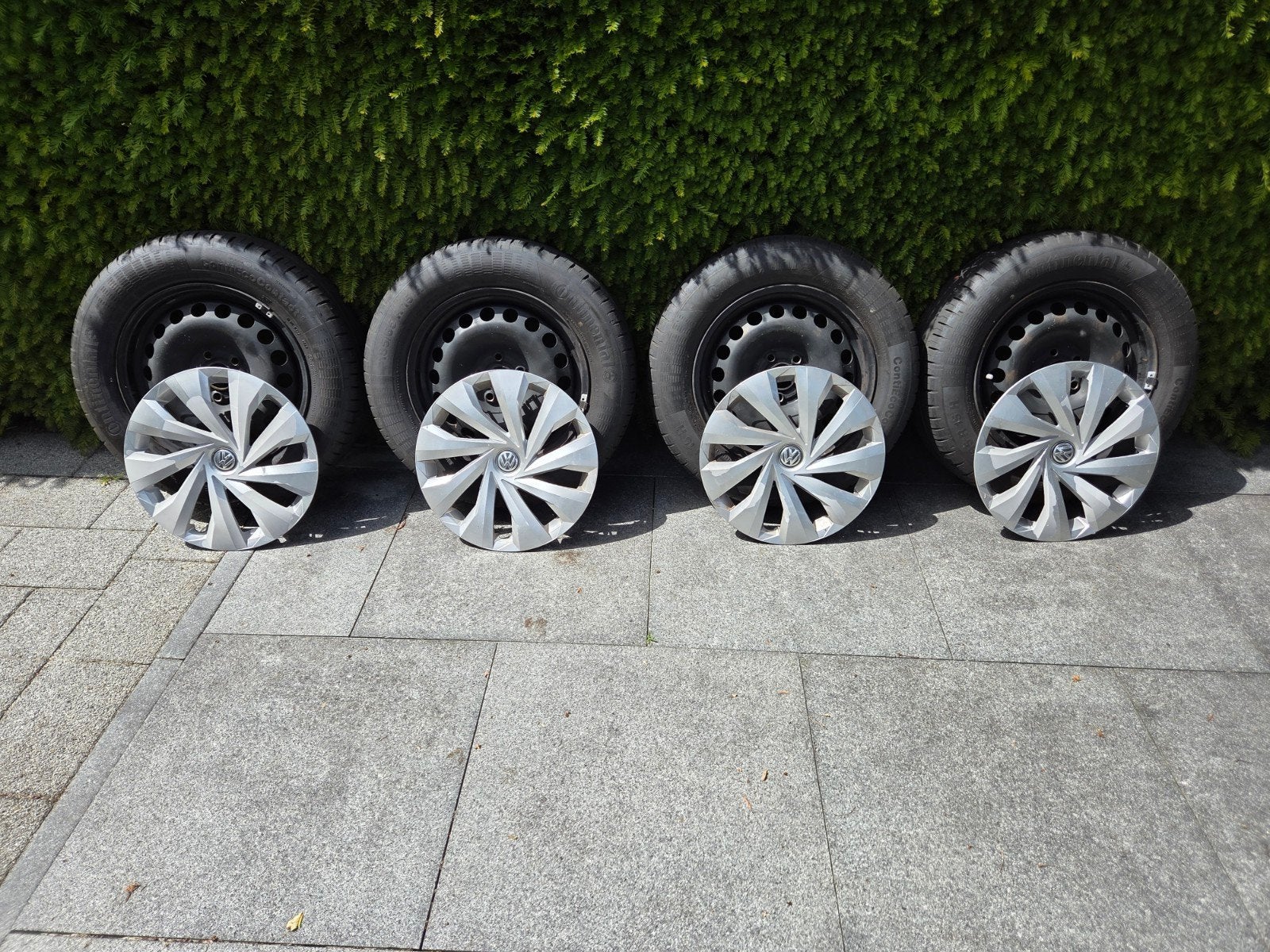 VW Polo wieldoppen 15 inch 4 st. + conti banden en velgen, Auto diversen, Wieldoppen, Ophalen