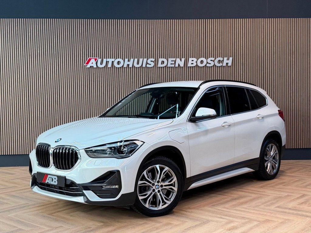 BMW X1 XDrive25e High Executive Sport Line 220PK, Auto's, BMW, 8 kWh, Gebruikt, Wit, Bedrijf