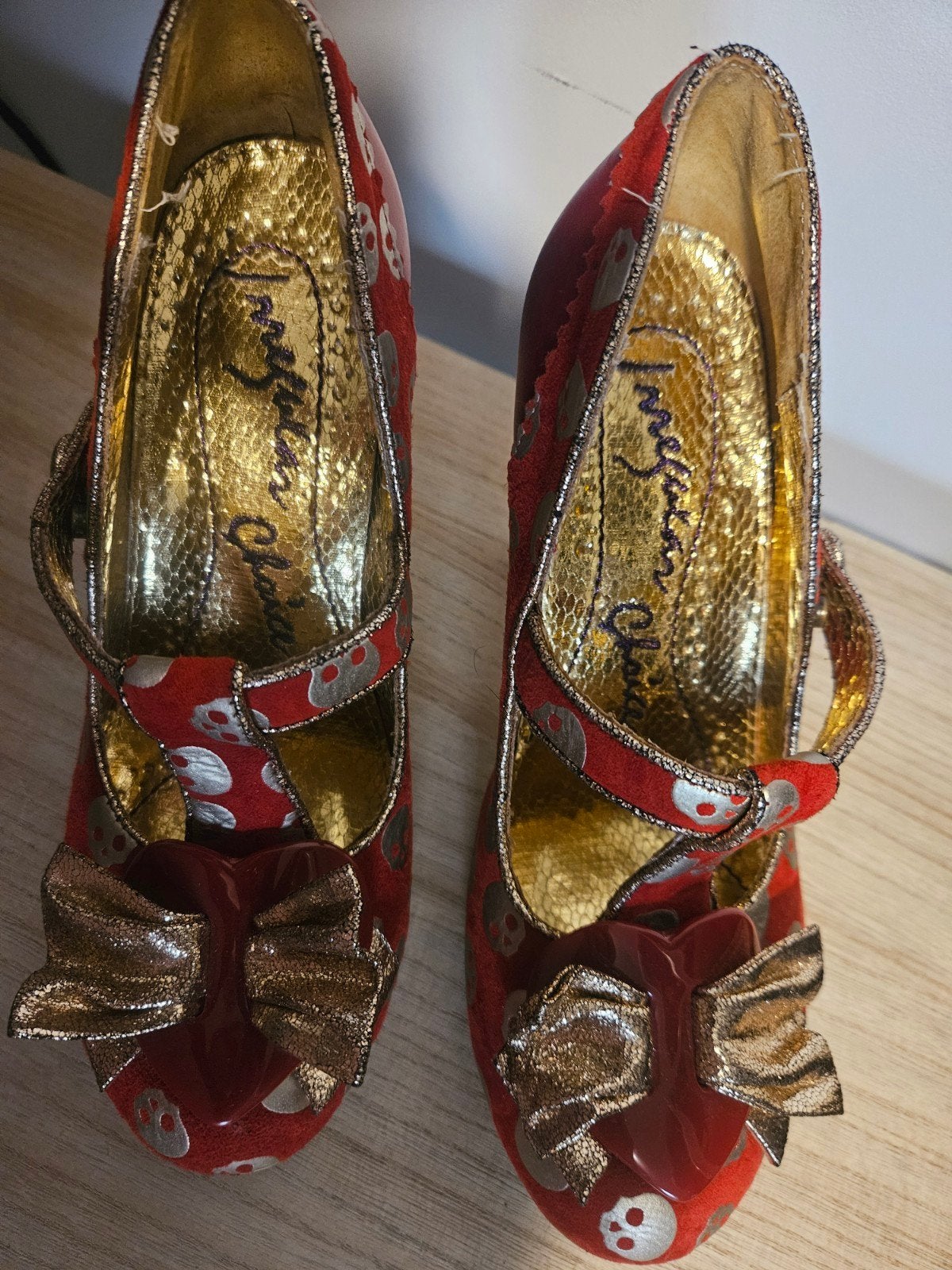 Irregular Choice pumps met doodskopjes en strik maat 38, Kleding | Dames, Pumps, Ophalen of Verzenden, Gedragen, Rood