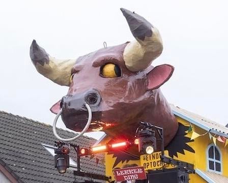 Stierenkop carnavalswagen, Ophalen