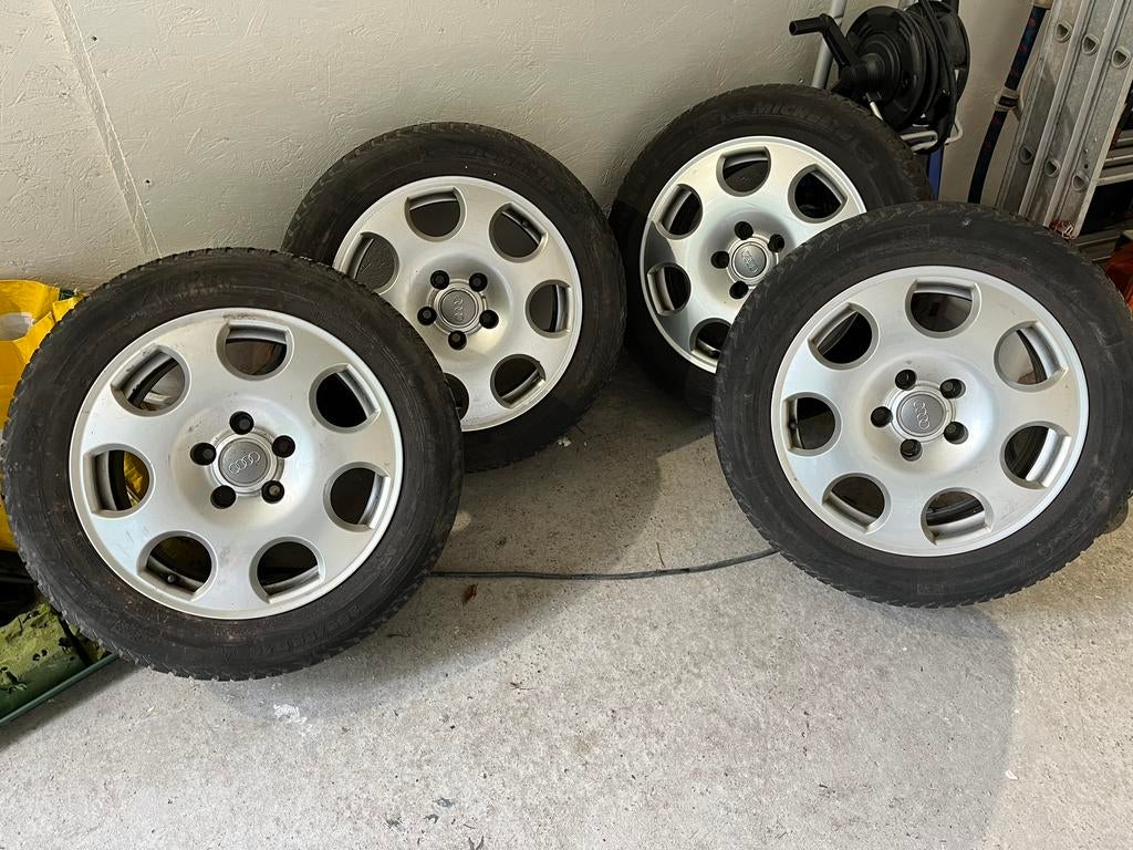 16” Audi/VW velgen met winterbanden, Auto diversen, Wieldoppen, Ophalen, Zo goed als nieuw