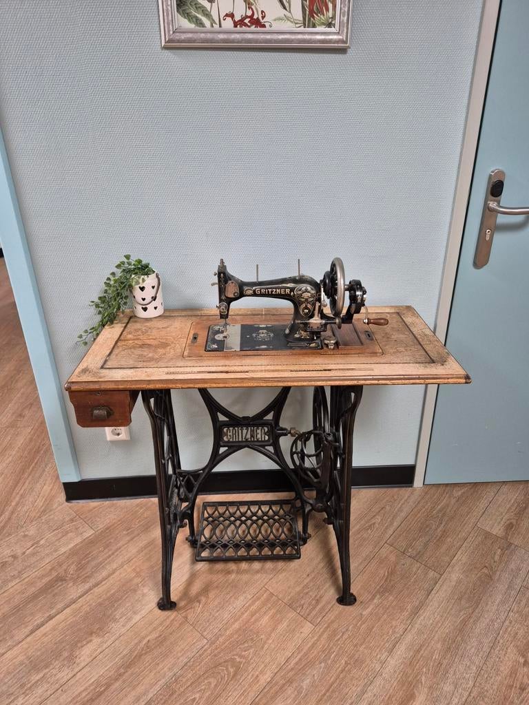 Antieke Grittner Naaimachine met Tafel, Antiek en Kunst, Antiek | Naaimachines, Ophalen