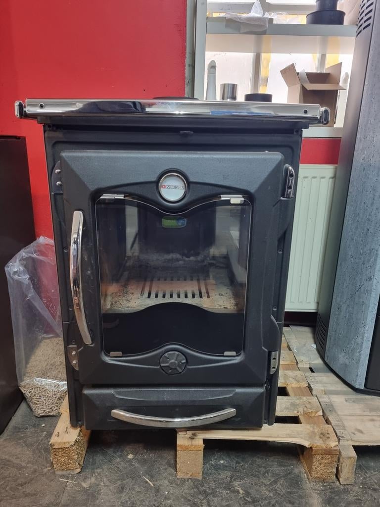 La nordica houtkachel met kookplaten functie cucinotta, Huis en Inrichting, Kachels, Houtkachel, Ophalen of Verzenden, Zo goed als nieuw