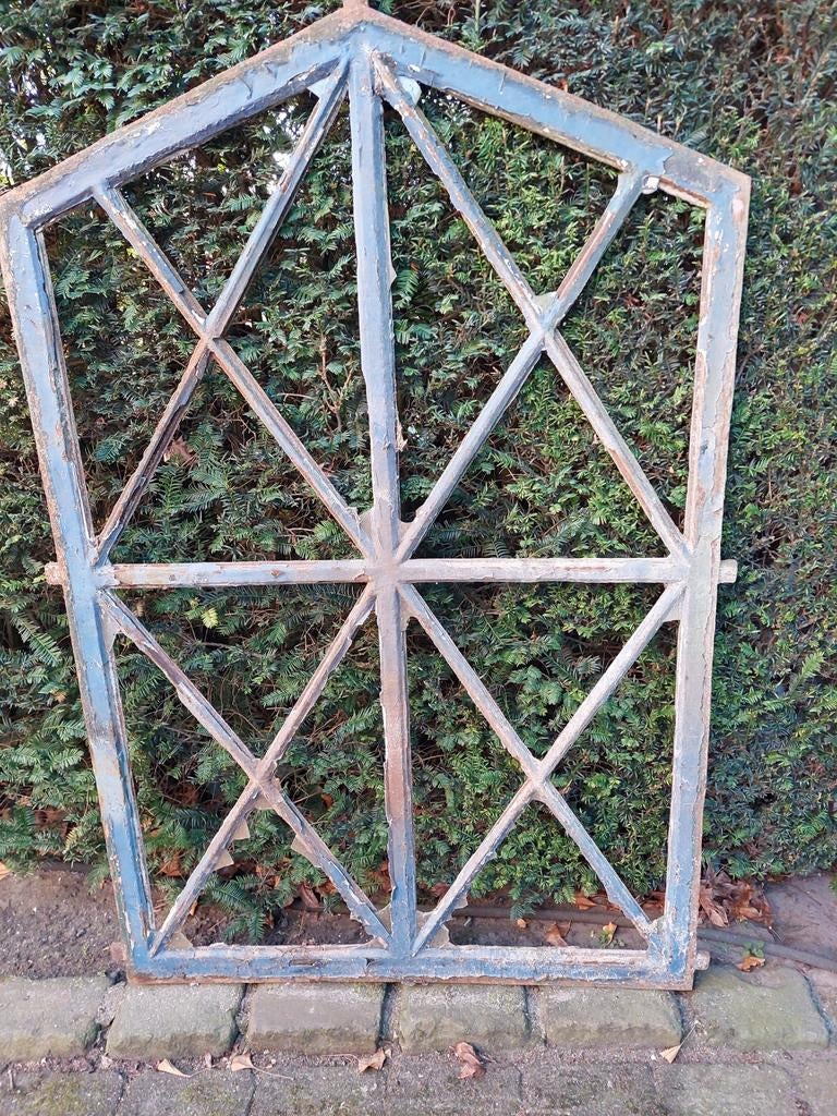 Een zeer UNIEK zwaar gietijzeren stalraam., Ophalen, Gevelraam of Ruit, Gebruikt, Minder dan 80 cm