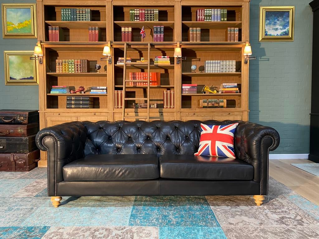 Engels Chesterfield bank zwart GRATIS BEZORGD, Ophalen of Verzenden, Zo goed als nieuw, 200 tot 250 cm, Leer