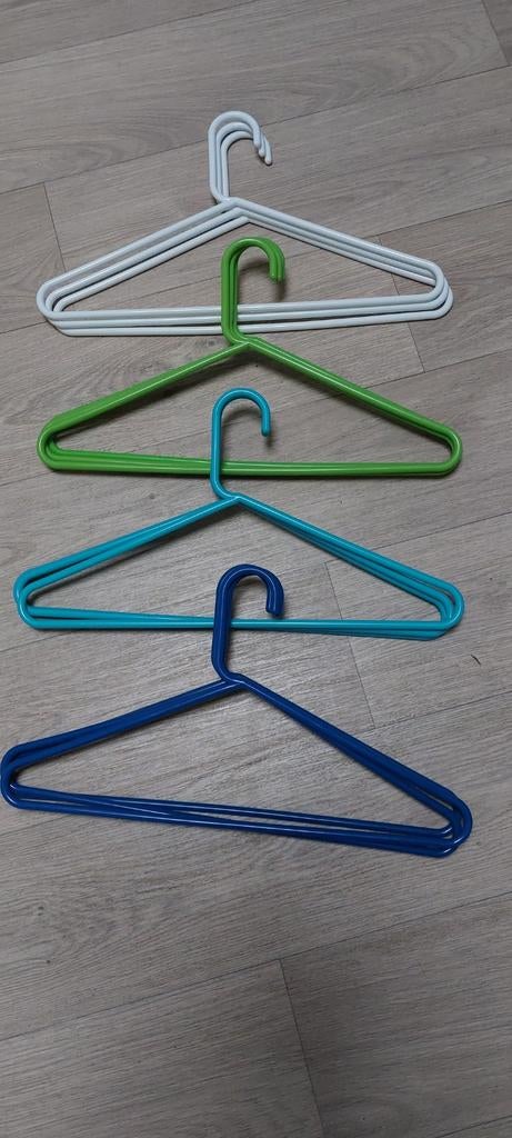 12 kleding hangers 4 kleuren, Ophalen of Verzenden, Hout