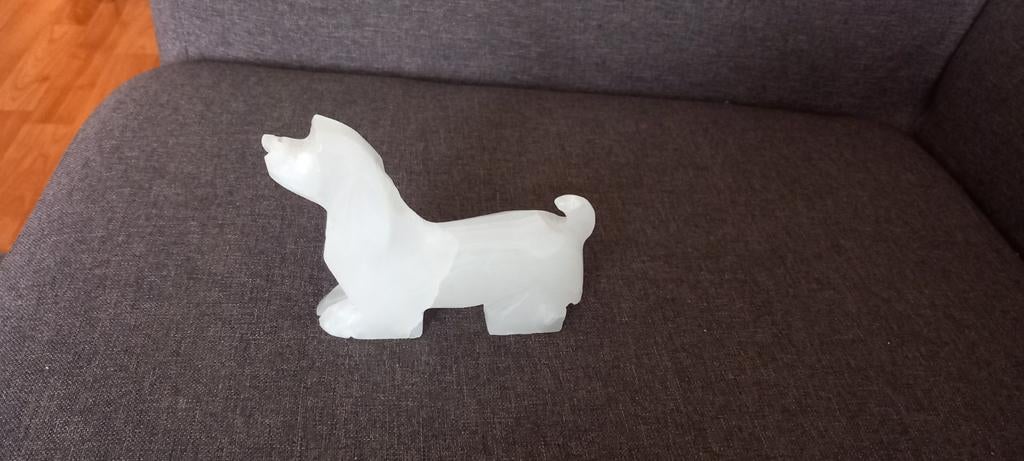 Bassethondje van albast onyx,  gebeeldhouwd, Ophalen of Verzenden, Zo goed als nieuw, Dier