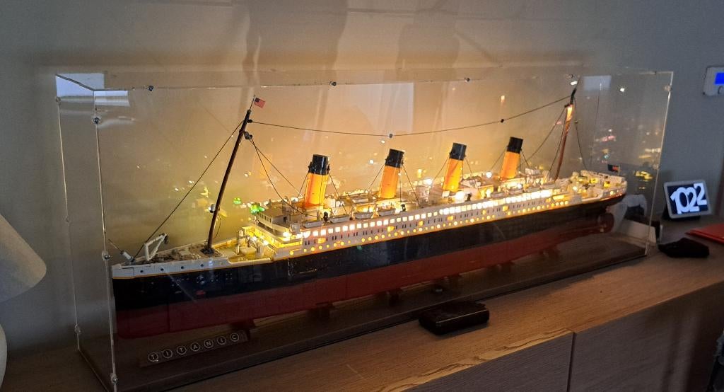 Lego titanic met vitrine en licht, Ophalen, Zo goed als nieuw