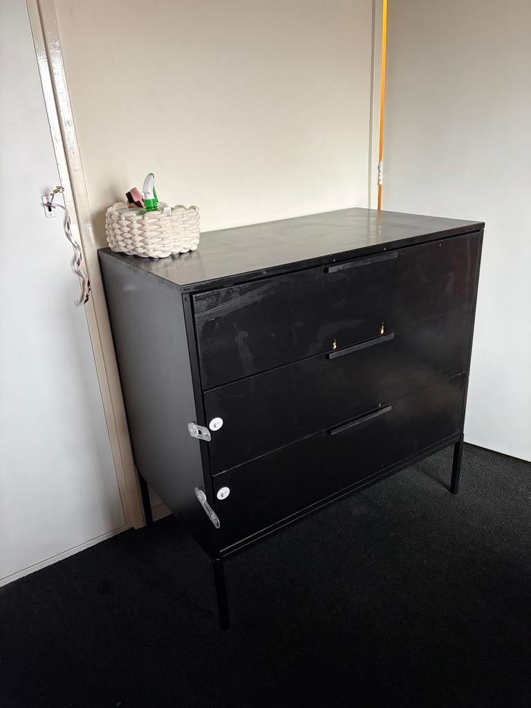 Zwarte Commode met Beschadigingen - Prima te Gebruiken, Ophalen, Gebruikt, 50 tot 70 cm, 75 tot 100 cm