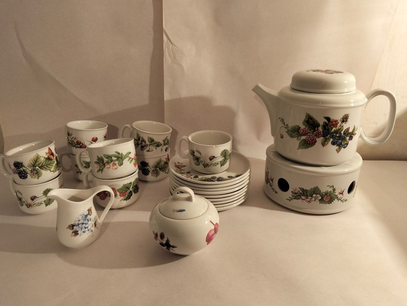 Compleet servies voor een High Tea _bosvruchten/bessenmotief, Nieuw, Ophalen of Verzenden, Overige stijlen, Porselein