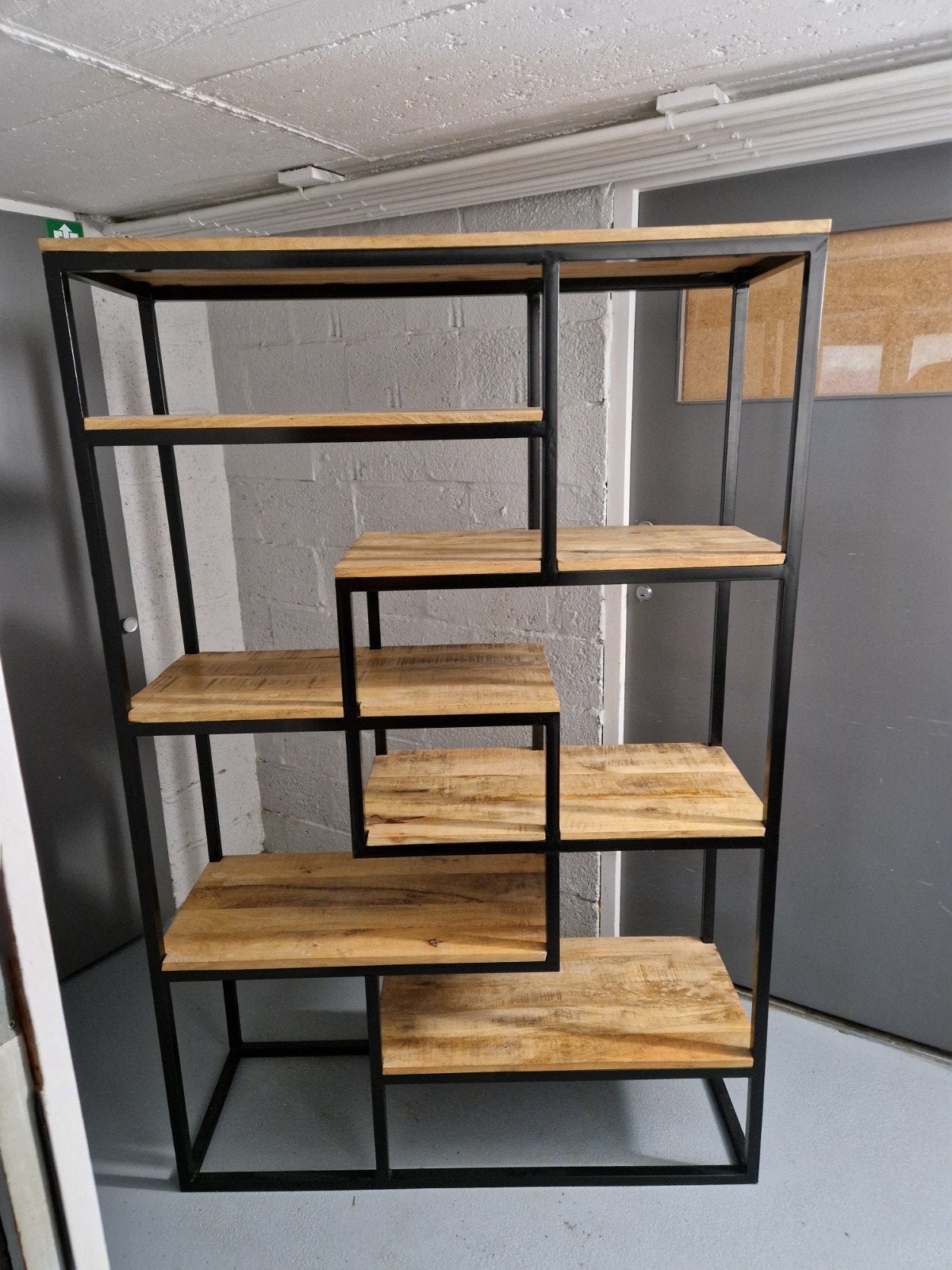 Industriële kast met Zwart Metalen Frame en Houten Planken