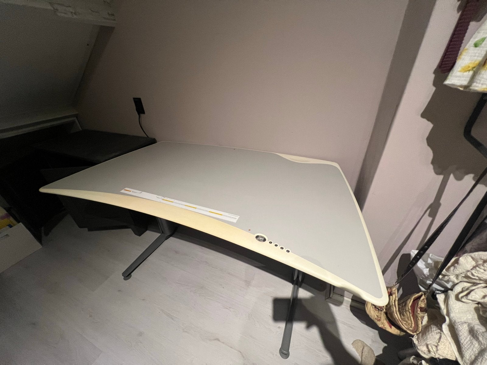 In hoogte verstelbaar bureau met stekkerblok, Ophalen, In hoogte verstelbaar, Gebruikt, Zit-sta bureau