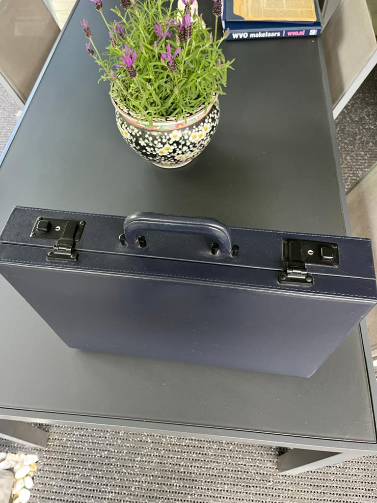 Donkerblauwe Leren Attachékoffer - Z.g.a.n., Sieraden, Tassen en Uiterlijk, Koffers, Ophalen, Slot, Zo goed als nieuw, 35 tot 45 cm