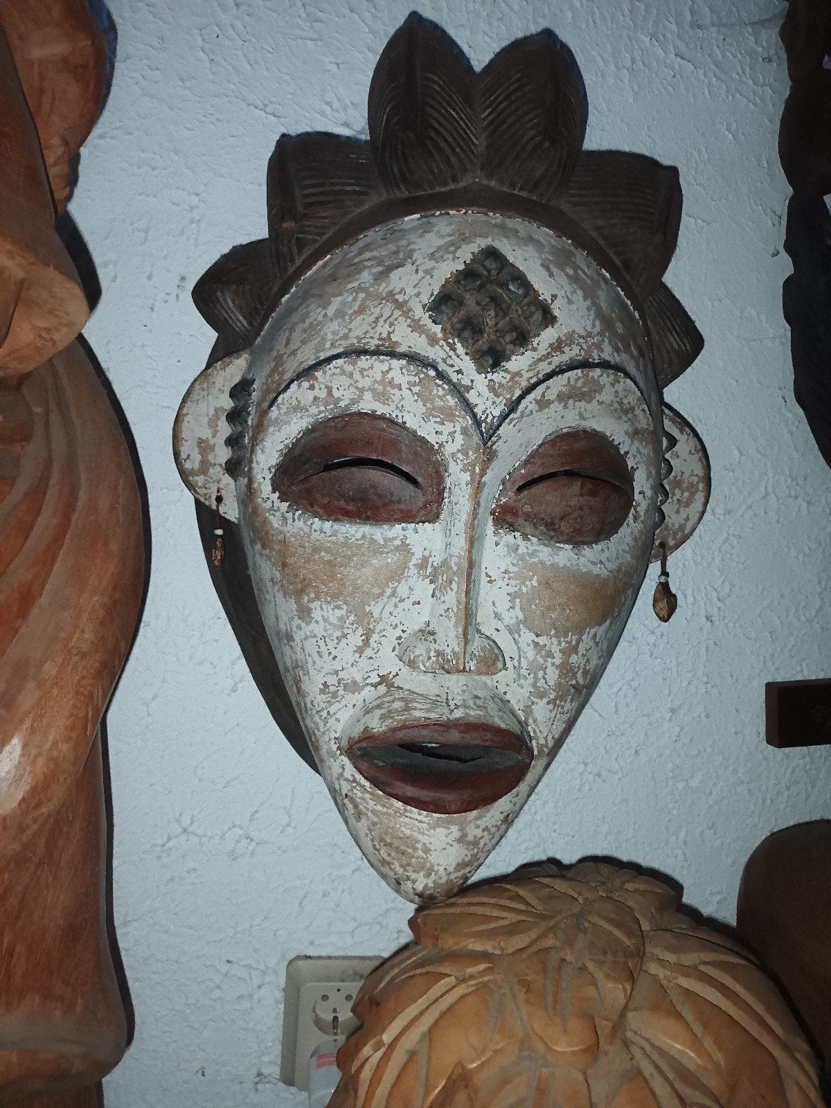 Afrikaans houten masker, handgesneden en beschilderd, Hout, Afrika, Masker, Ophalen of Verzenden