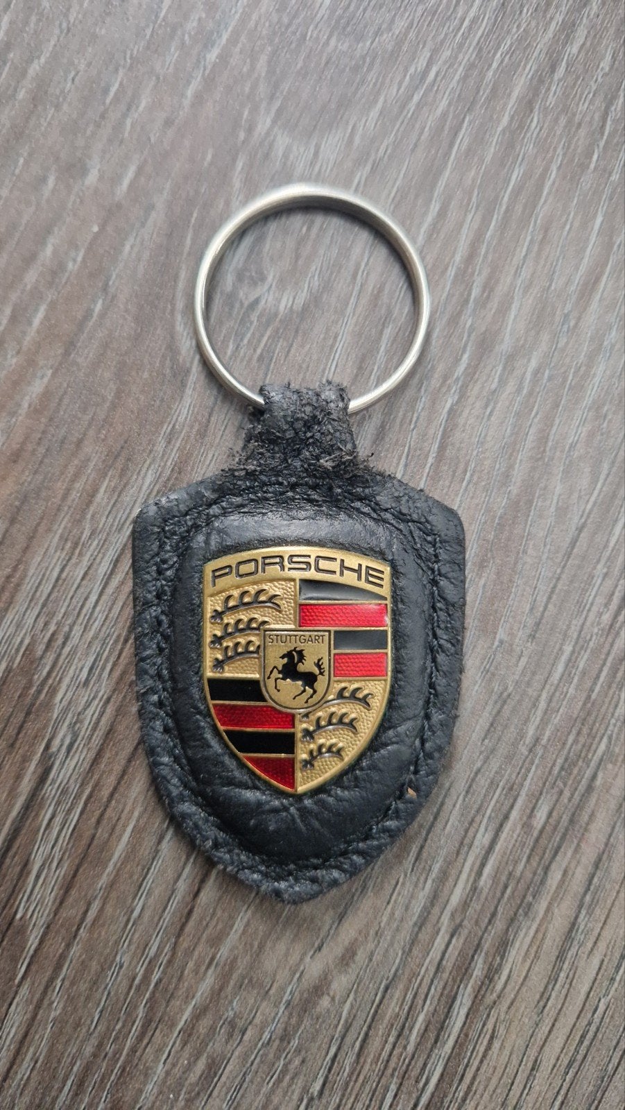 Porsche Sleutelhanger - Zwart Leer met Logo, Verzamelen, Sleutelhangers, Ophalen of Verzenden, Gebruikt, Merk