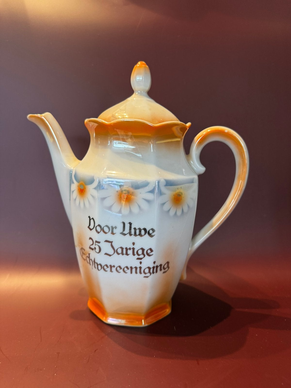 Titel: Vintage theepot met madeliefjes – 25-jarig huwelijk, Antiek en Kunst, Ophalen of Verzenden