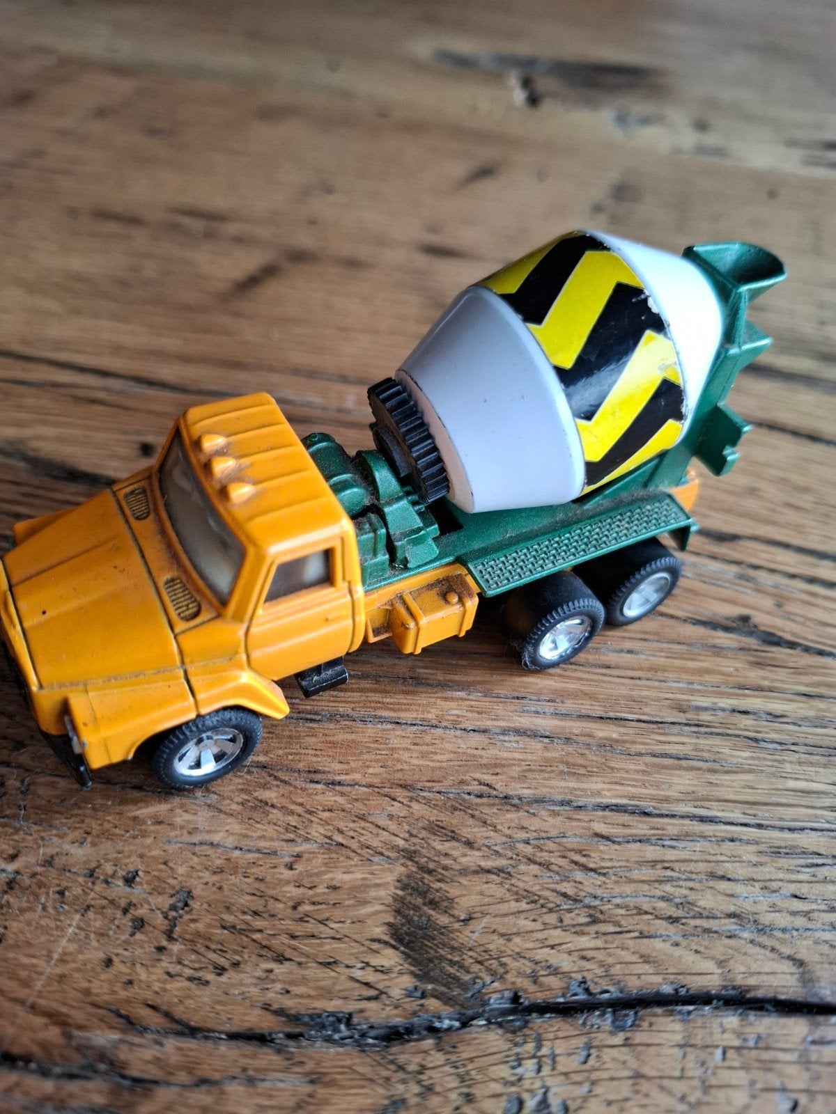 Tomica Dandy (DK-003) Nissan cement mixer truck, Ophalen of Verzenden, Bus of Vrachtwagen