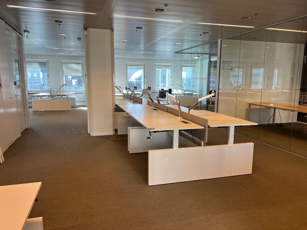 Foto 10 van Ahrend duo-bureau met slinger/kabelgoot 250€/st, 80st