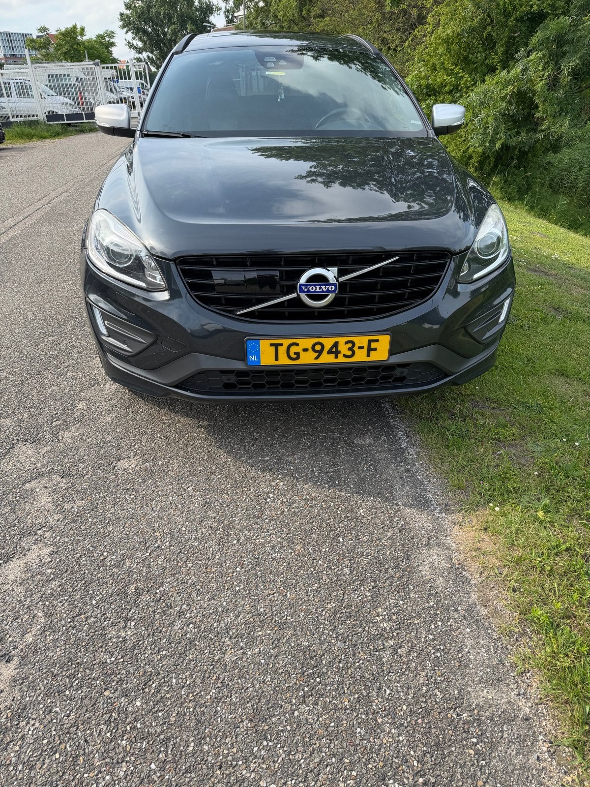 Volvo XC60 2.4 D4 AWD R-design 2017 Grijs, Auto's, Volvo, Automaat, Zwart, 2000 kg, Leder en Stof