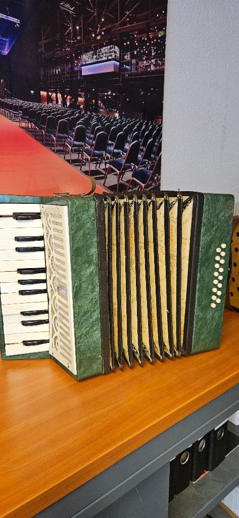 accordeon, Gebruikt, 32-bas, Toetsaccordeon, Ophalen
