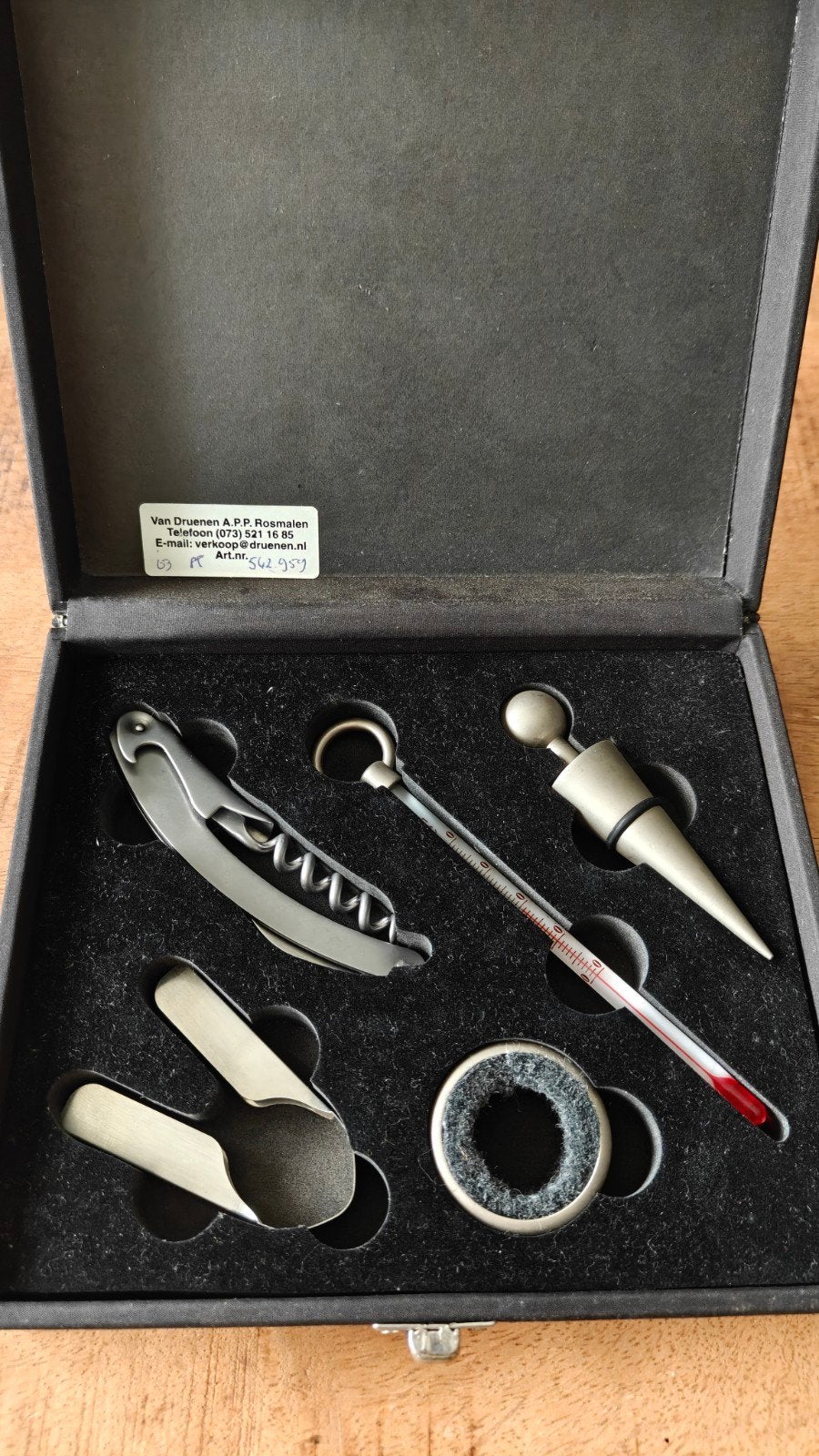 Wijnset in luxe doos - Kurkentrekker, thermometer, schenker, Overige typen, Zilver, Ophalen of Verzenden, Zo goed als nieuw