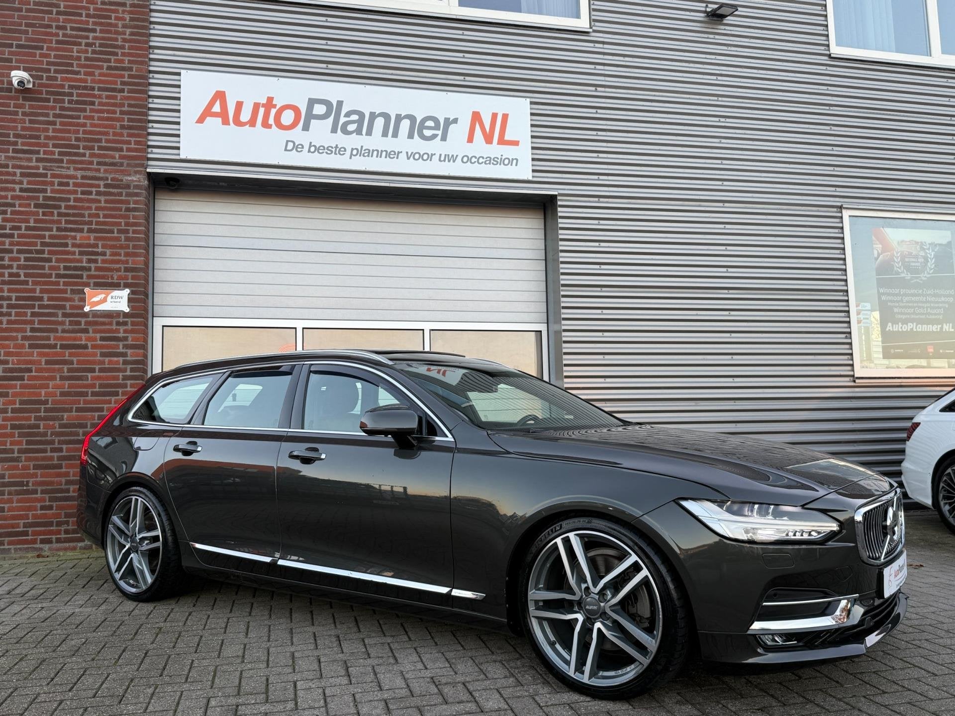 Volvo V90 2.0 T5 Inscription! 360 Camera! Pano! Virtual!, 4 cilinders, 1969 cc, Automatische klimaatregeling, Zilver of Grijs