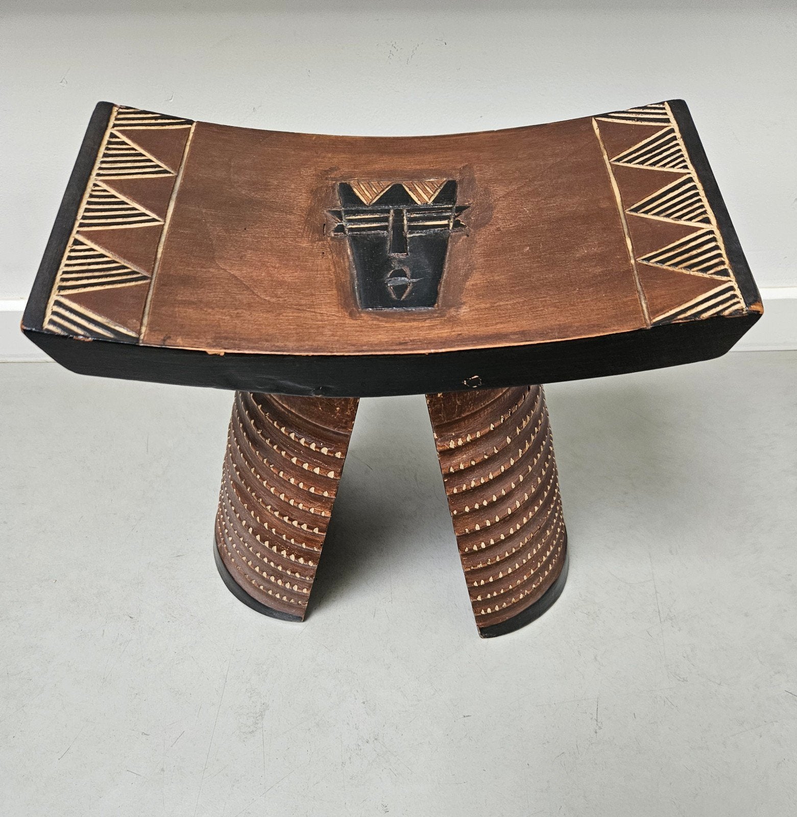 Handgemaakte Afrikaanse Kruk / Bijzettafel (Ghana), Huis en Inrichting, Krukjes, Ophalen of Verzenden, Hout