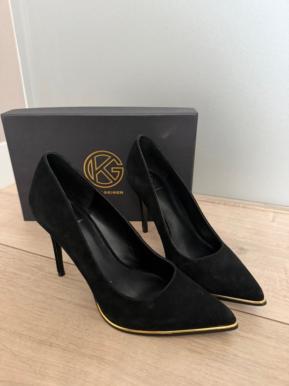 Kurt Geiger Beauty Pumps | Zwart Suède | Maat 39, Kleding | Dames, Pumps, Zwart, Ophalen of Verzenden, Gedragen