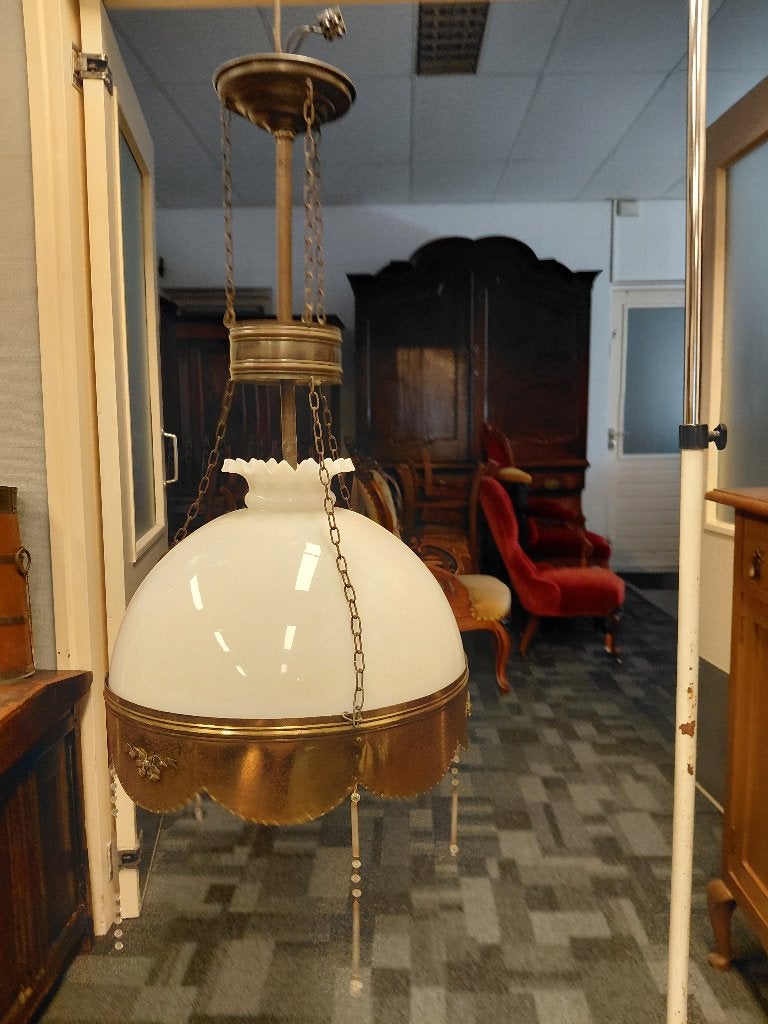 Antieke electrische hanglamp, latoenkoper + wit opaline kap., Ophalen