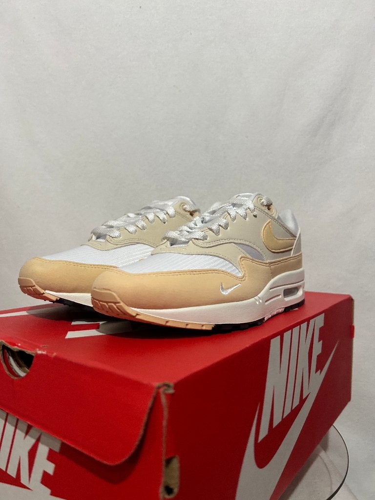 NIEUW IN DOOS! Maat 41 - Nike Air Max 1 Light Orewood Brown, Overige kleuren, Verzenden, Nike, Nieuw