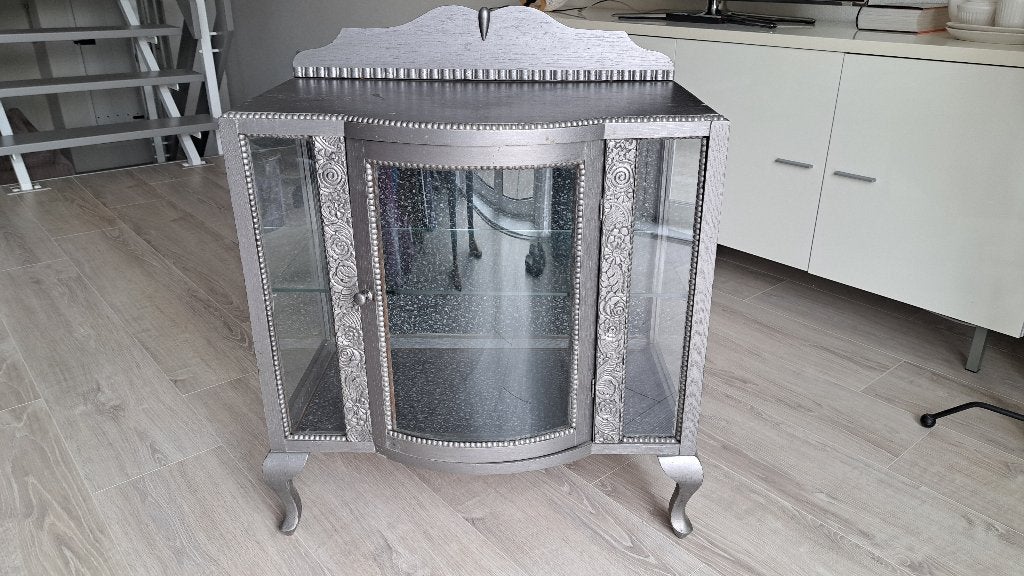 Zilverkleurig Kastje met Gebogen Glasdeur en Barok Pootjes, Ophalen, 50 tot 100 cm, Minder dan 100 cm, 25 tot 50 cm