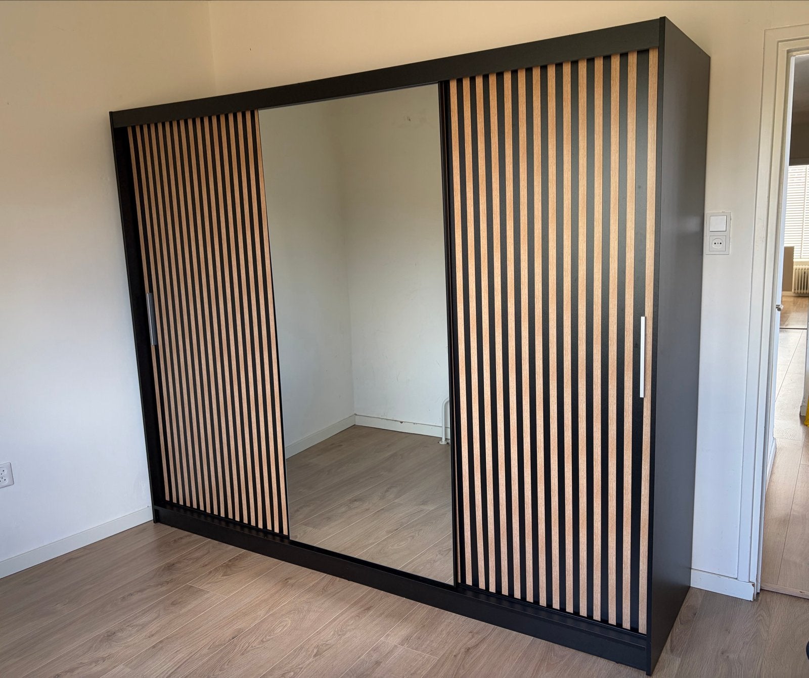 Kledingkast met schuifdeuren, spiegel en latten, Ophalen, Met plank(en), Zo goed als nieuw, 200 cm of meer