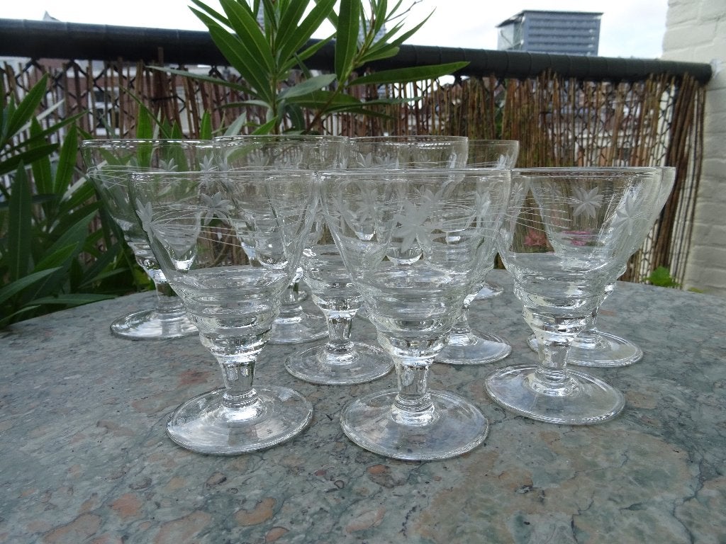 Gegraveerde glazen set van 10 5 rode en 5 witte wijn glazen, Antiek en Kunst, Antiek | Glas en Kristal, Ophalen