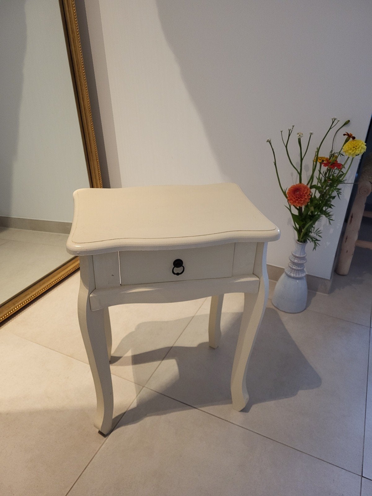 Crèmekleurig nachtkastje met lade, Minder dan 55 cm, Gebruikt, Klassiek, Rechthoekig