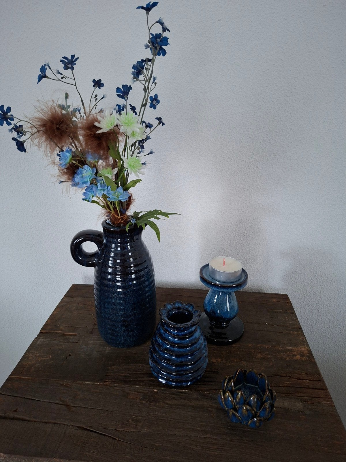 mooie blauwe vaas met kunstbloemen, Huis en Inrichting, Woonaccessoires | Vazen, Ophalen, Zo goed als nieuw, Blauw, 22 cm