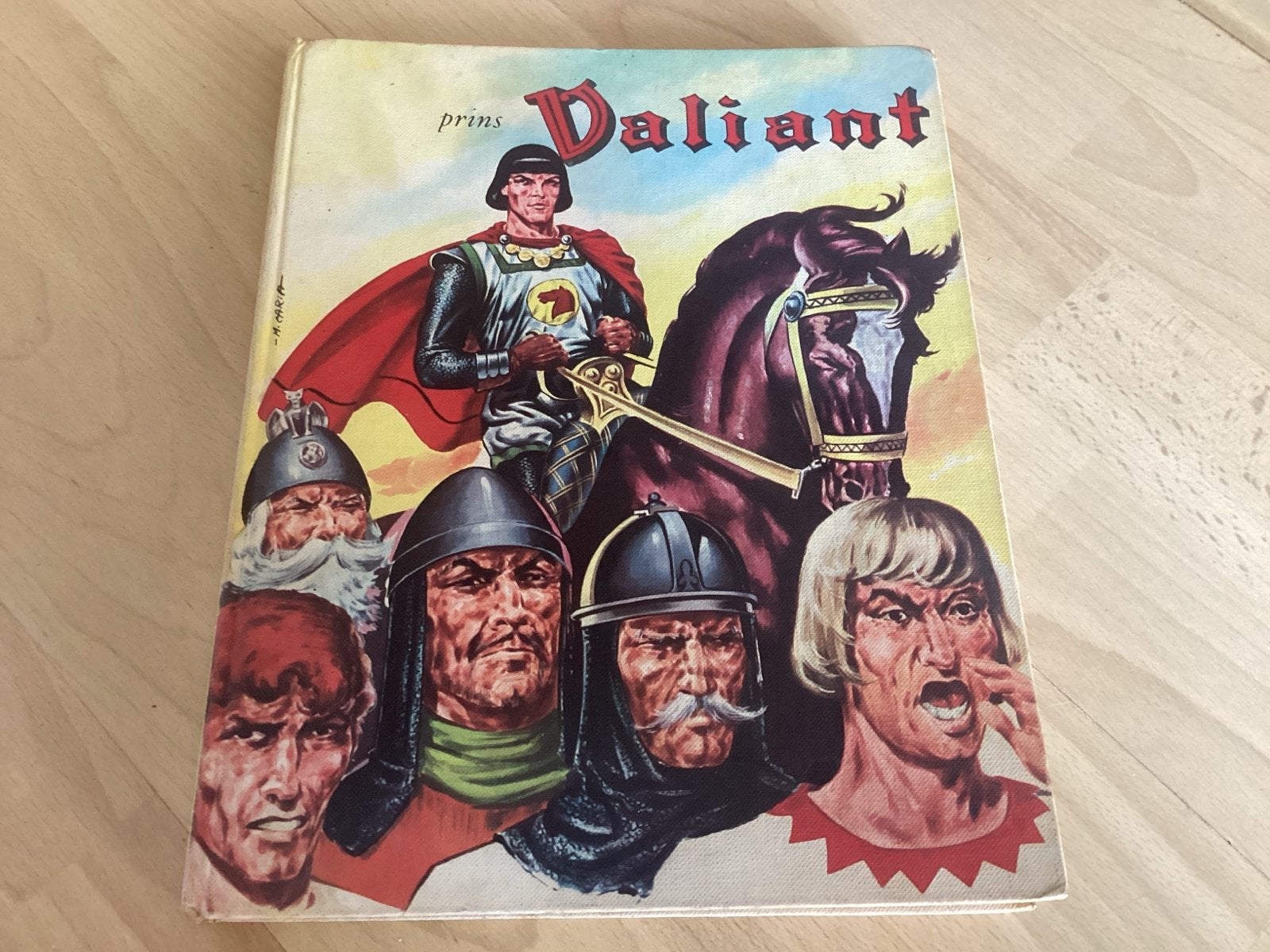 Prins Valiant - Gebonden Boek - Vintage Stripboek, Eén stripboek, Ophalen of Verzenden, Gelezen