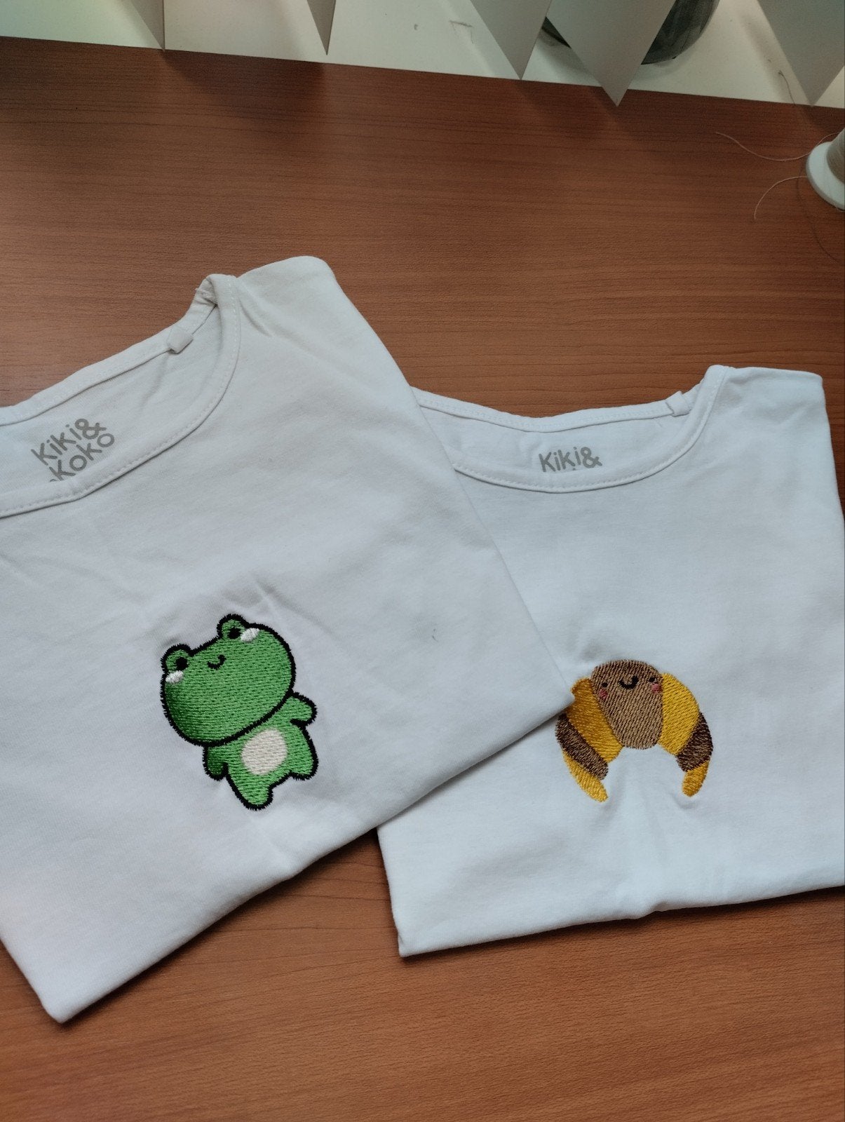 Set van 2 nieuwe Tshirts met borduurwerk maat 104, Ophalen of Verzenden, Nieuw, Jongen of Meisje