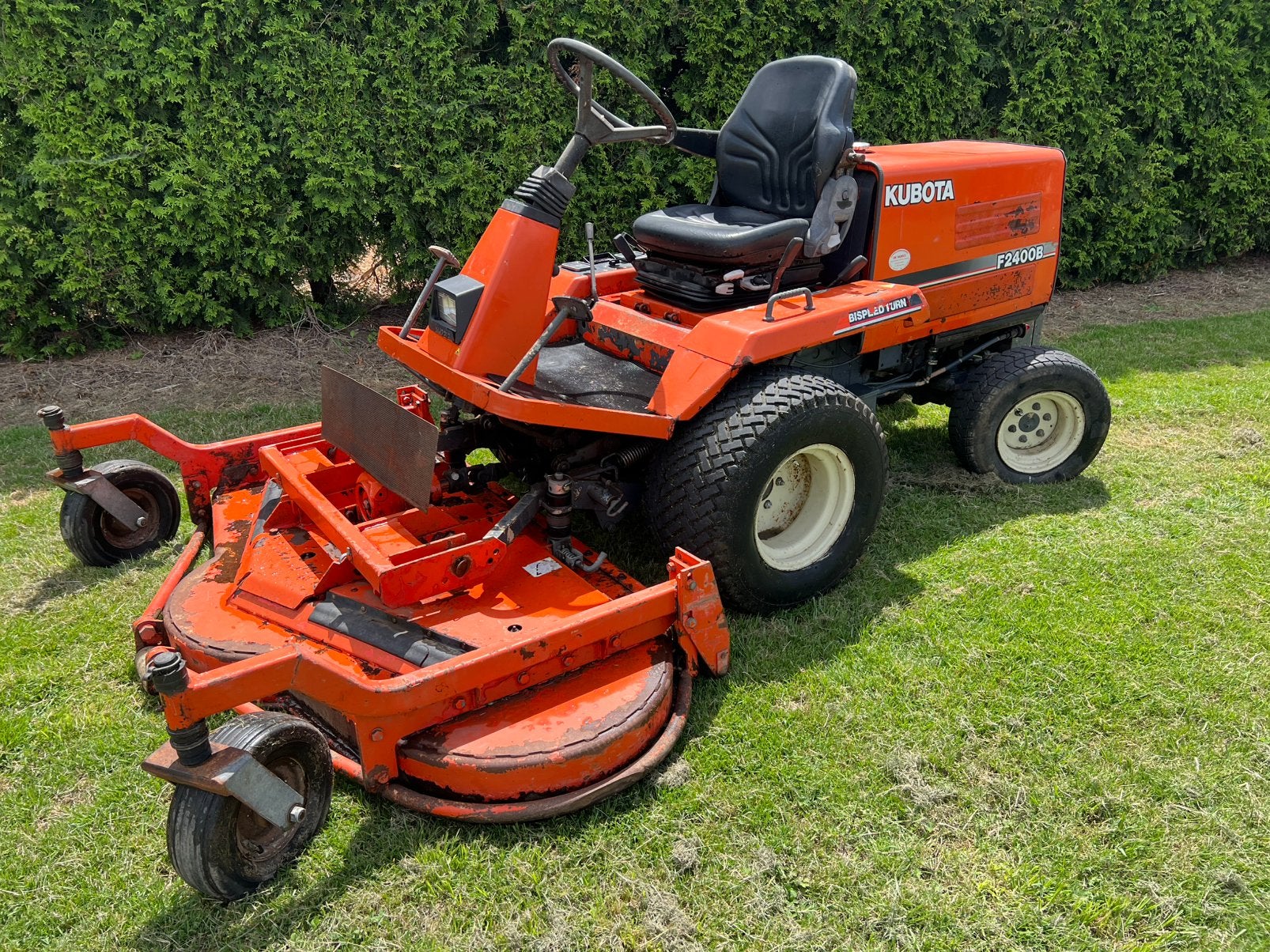Kubota F2400 diesel frontmaaier stuurbekr. Wiedemann dek, Tuin en Terras, Zitmaaiers, Ophalen, Gebruikt, Elektrische starter, 120 cm of meer