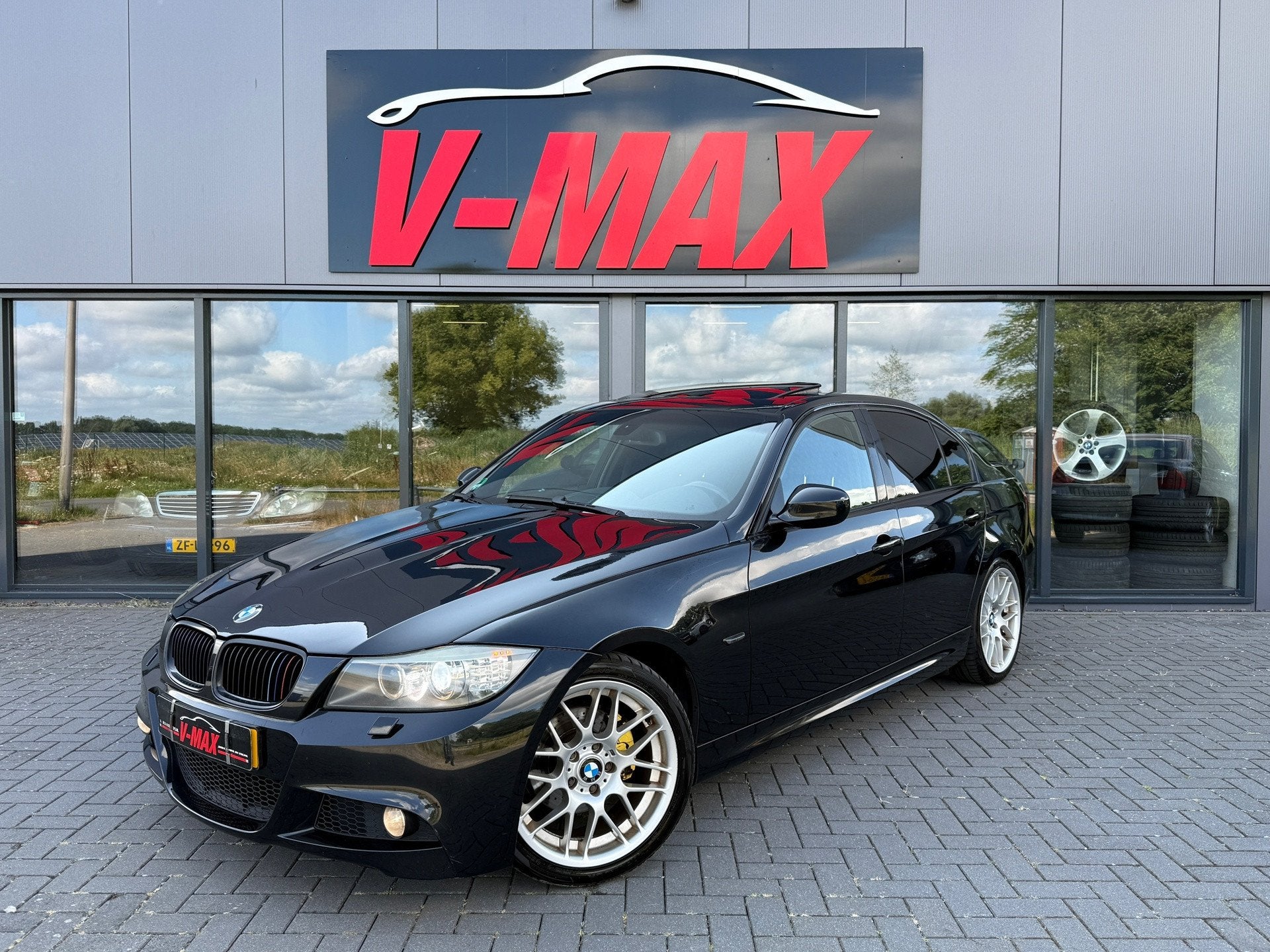 BMW 320i LCI M-Sport Xenon Schuifdak Navi Stoelvw Cruise PDC, Zwart, 4 cilinders, Alcantara, Zwart