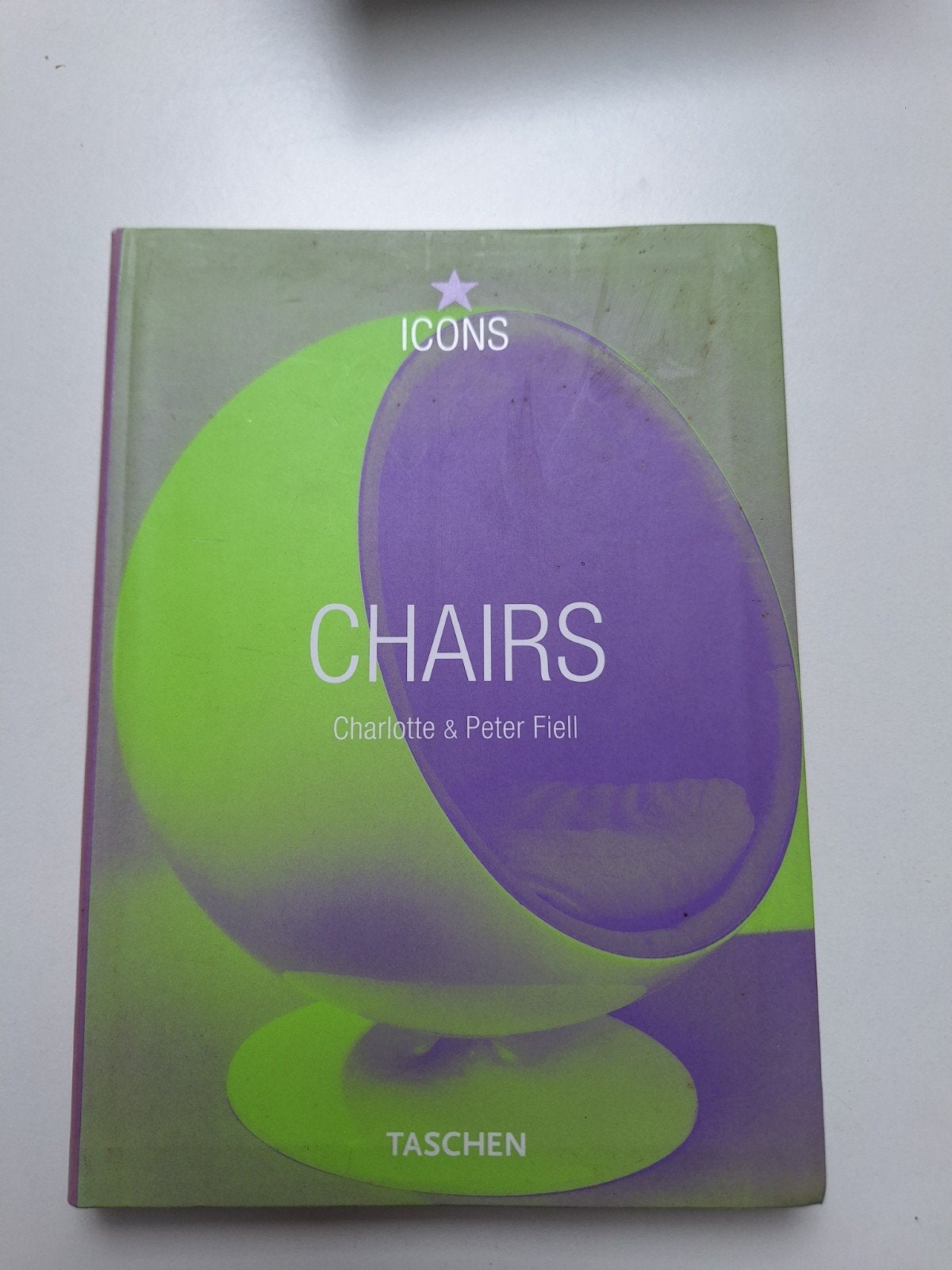 Icons Chairs - Charlotte & Peter Fiell - Taschen, Ophalen of Verzenden, Gelezen, Charlotte & Peter Fiell, Europa overig
