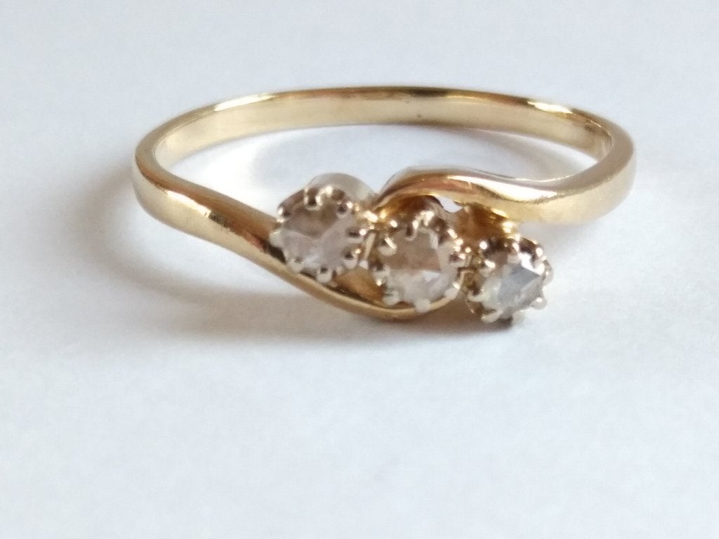 geelgouden RING maat 17 1/4 met 3 Roosdiamanten = ca 0.20crt, Ophalen of Verzenden, Goud, Ring, Met edelsteen